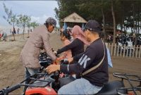 Rina bersam ornga tua naik ATV, di pantai wisata kemangi Kangkung Kendal.(RadarBangsa.co.id)