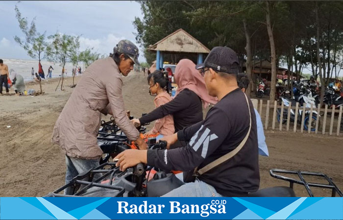 Rina bersam ornga tua naik ATV, di pantai wisata kemangi Kangkung Kendal.(RadarBangsa.co.id)