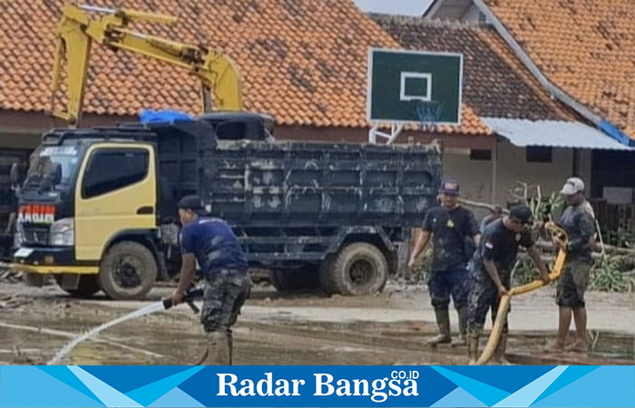 Alat berat membersihkan sisa - sisa lupur di SMP 2 Patebon Kendal. (RadarBangsa.co.id)