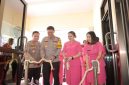 Kapolres Lamongan, AKBP Bobby A. Condroputra, S.H., S.I.K., M.Si., bersama Ibu Ketua Bhayangkari Cabang Polres Lamongan, Ny. Bianca Bobby saat meresmikan Gedung Logistik, Gedung Bhayangkari, dan Gapura Polres Lamongan (ist)