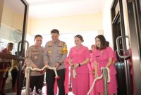 Kapolres Lamongan, AKBP Bobby A. Condroputra, S.H., S.I.K., M.Si., bersama Ibu Ketua Bhayangkari Cabang Polres Lamongan, Ny. Bianca Bobby saat meresmikan Gedung Logistik, Gedung Bhayangkari, dan Gapura Polres Lamongan (ist)