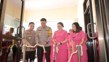 Kapolres Lamongan, AKBP Bobby A. Condroputra, S.H., S.I.K., M.Si., bersama Ibu Ketua Bhayangkari Cabang Polres Lamongan, Ny. Bianca Bobby saat meresmikan Gedung Logistik, Gedung Bhayangkari, dan Gapura Polres Lamongan (ist)