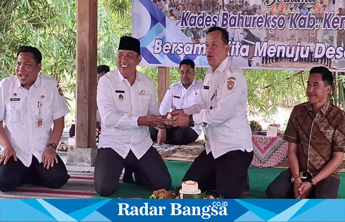 Pemotongan tumpeng  Peringatan Hari Desa, di Desa Wisata Magelung Kaliwungu Selatan Kendal. (RadarBangsa.co.id)