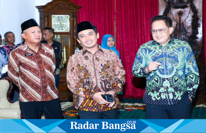 Pj.Gubernur Jawa Timur, Adhy Karyono, menerima kunjungan Walikota Pasuruan, Adi Wibowo, beserta jajaran untuk melakukan audiensi di Gedung Negara Grahadi (hms)