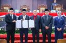 Penetapan penandatanganan oleh Pj. Gubernur Jawa Timur Adhy Karyono dan Ketua DPRD Jatim M. Musyafak, disaksikan oleh Wakil Ketua DPRD Jatim, Senin (6/01/2025)  (ist)