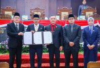 Penetapan penandatanganan oleh Pj. Gubernur Jawa Timur Adhy Karyono dan Ketua DPRD Jatim M. Musyafak, disaksikan oleh Wakil Ketua DPRD Jatim, Senin (6/01/2025)  (ist)