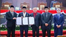 Penetapan penandatanganan oleh Pj. Gubernur Jawa Timur Adhy Karyono dan Ketua DPRD Jatim M. Musyafak, disaksikan oleh Wakil Ketua DPRD Jatim, Senin (6/01/2025)  (ist)