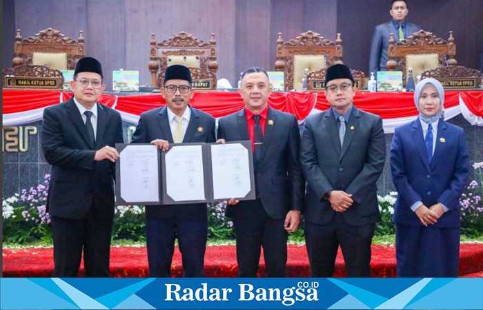 Penetapan penandatanganan oleh Pj. Gubernur Jawa Timur Adhy Karyono dan Ketua DPRD Jatim M. Musyafak, disaksikan oleh Wakil Ketua DPRD Jatim, Senin (6/01/2025)  (ist)