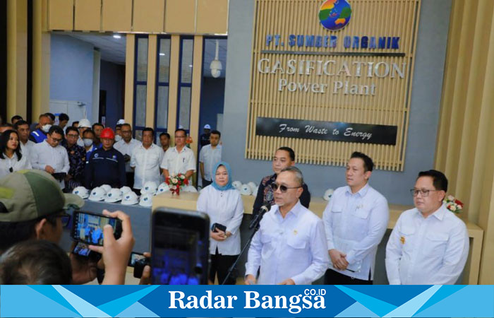 Pj. Gubernur Jawa Timur Adhy Karyono mendampingi Menteri Koordinator Bidang Pangan Zulkifli Hasan dan Wakil Menteri Lingkungan Hidup Diaz Hendropriyono meninjau fasilitas Pengolahan Sampah menjadi Energi Listrik  (hms)