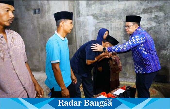 Adhy Karyono, saat memberikan bantuan berupa paket sembako dan santunan uang duka kepada lima keluarga korban bencana longsor di Denpasar, Bali (ist)