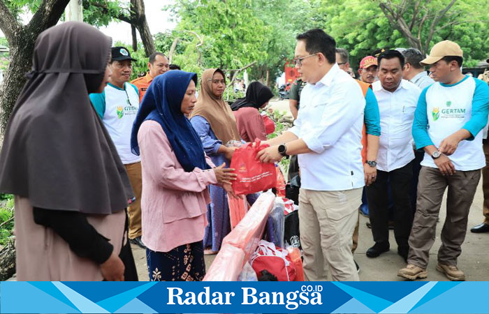 Pj Gubernur Jawa Timur, Adhy Karyono, bergerak cepat meninjau daerah terdampak bencana angin puting beliung dan salurkan bantuan (hms)