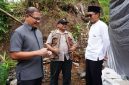 Pj Walikota Batu, Aries Agung Paewai, didampingi Kepala BPBD) Kota Batu, Agung Sedayu, melakukan kunjungan ke dua lokasi bencana tanah longsor (ist)