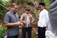 Pj Walikota Batu, Aries Agung Paewai, didampingi Kepala BPBD) Kota Batu, Agung Sedayu, melakukan kunjungan ke dua lokasi bencana tanah longsor (ist)