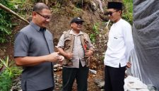 Pj Walikota Batu, Aries Agung Paewai, didampingi Kepala BPBD) Kota Batu, Agung Sedayu, melakukan kunjungan ke dua lokasi bencana tanah longsor (ist)