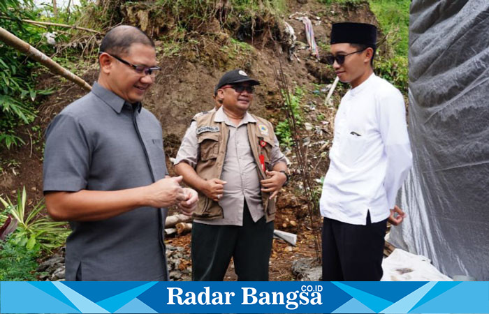 Pj Walikota Batu, Aries Agung Paewai, didampingi Kepala BPBD) Kota Batu, Agung Sedayu, melakukan kunjungan ke dua lokasi bencana tanah longsor (ist)