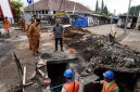 Foto: Pj. Walikota Batu Aries Agung Paewai dan Kadis PUPR Alfi Nurhidayat Cek langsung proses pekerjaan drainase Jl. Kartini (ist)