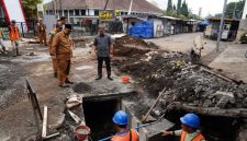 Foto: Pj. Walikota Batu Aries Agung Paewai dan Kadis PUPR Alfi Nurhidayat Cek langsung proses pekerjaan drainase Jl. Kartini (ist)