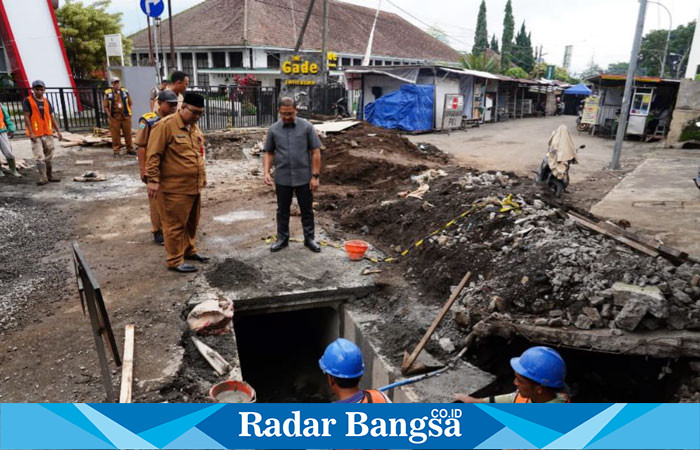 Foto: Pj. Walikota Batu Aries Agung Paewai dan Kadis PUPR Alfi Nurhidayat Cek langsung proses pekerjaan drainase Jl. Kartini (ist)