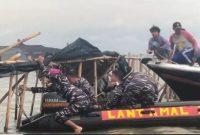Anggota TNI saat bonkar pagar laut (ist)