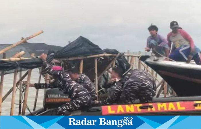 Anggota TNI saat bonkar pagar laut (ist)