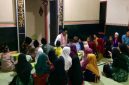 Aiptu Maryono membimbing puluhan anak santri membaca Al-Qur’an.(RadarBangsa.co.id).
