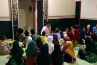 Aiptu Maryono membimbing puluhan anak santri membaca Al-Qur’an.(RadarBangsa.co.id).
