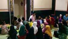 Aiptu Maryono membimbing puluhan anak santri membaca Al-Qur’an.(RadarBangsa.co.id).
