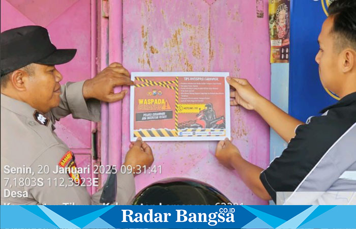 Anggota Polsek Tikung saat Pasang Pamflet Waspada Curanmor (ist)