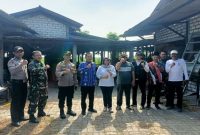Iptu Tulus Haryanto S.E M.H, Kapolsek Tikung saat mengunjungi kandang sapi milik H Tarjo (ist)