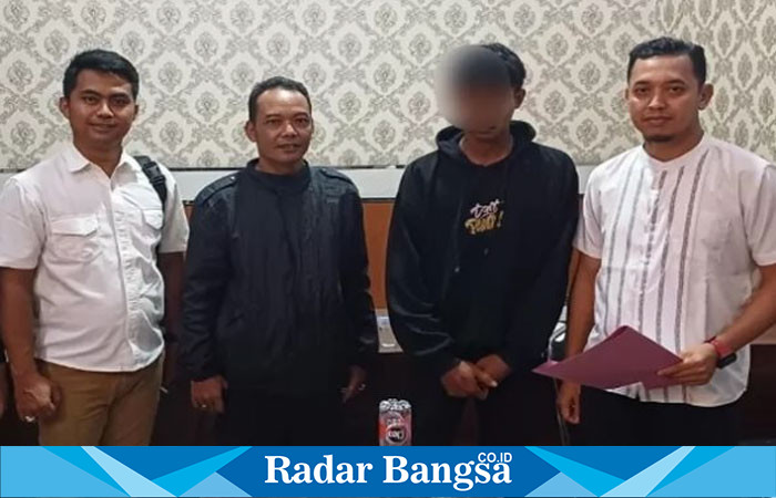 Terduga pelaku saat amankan polisi (ist)