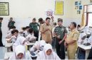 Bupati Lamongan Yuhronur Efendi bersama Kadisdik Lamongan Ir. Munif Syarif, MM  dan Dandim 0812 Lamongan Letkol Arm Ketut Wira Purbawan saat mengunjungi uji coba Program Makan Bergizi Gratis (ist)