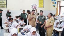 Bupati Lamongan Yuhronur Efendi bersama Kadisdik Lamongan Ir. Munif Syarif, MM  dan Dandim 0812 Lamongan Letkol Arm Ketut Wira Purbawan saat mengunjungi uji coba Program Makan Bergizi Gratis (ist)