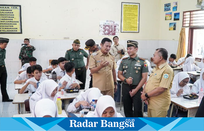 Bupati Lamongan Yuhronur Efendi bersama Kadisdik Lamongan Ir. Munif Syarif, MM  dan Dandim 0812 Lamongan Letkol Arm Ketut Wira Purbawan saat mengunjungi uji coba Program Makan Bergizi Gratis (ist)