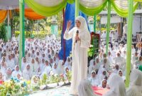 Ketua Umum PP Muslimat NU, Khofifah Indar Parawansa, hadir di tengah sekitar tiga ribu jamaah Muslimat NU acara Istighosah Doa Bersama diselenggarakan oleh PC Muslimat NU Bangil di Masjid Agung Bangil (hms)