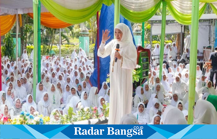 Ketua Umum PP Muslimat NU, Khofifah Indar Parawansa, hadir di tengah sekitar tiga ribu jamaah Muslimat NU acara Istighosah Doa Bersama diselenggarakan oleh PC Muslimat NU Bangil di Masjid Agung Bangil (hms)