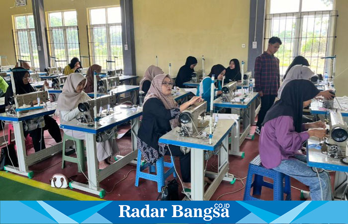 Peserta yang  pelatihan menjahit dari ratusan anak dhuafa di Kabupaten Batang, Pekalongan, dan Kota Pekalongan pada periode Juni-Desember 2024 (ist)