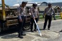 Kanit Kamsel, Ipda Muji Agung K., S.H.,  Satlantas Polres Lamongansaat  melakukan survei terkait kondisi jalan berlubang di Jembatan Pucangro, Jalan Raya Sukodadi-Paciran (ist)