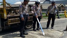 Kanit Kamsel, Ipda Muji Agung K., S.H.,  Satlantas Polres Lamongansaat  melakukan survei terkait kondisi jalan berlubang di Jembatan Pucangro, Jalan Raya Sukodadi-Paciran (ist)