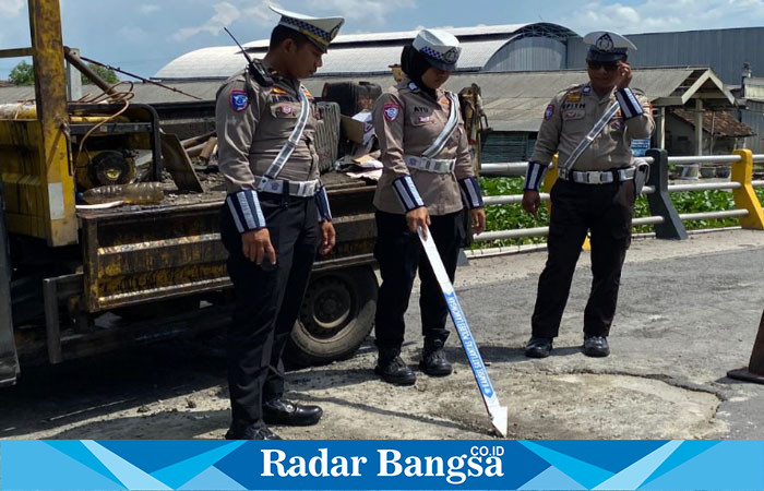 Kanit Kamsel, Ipda Muji Agung K., S.H.,  Satlantas Polres Lamongansaat  melakukan survei terkait kondisi jalan berlubang di Jembatan Pucangro, Jalan Raya Sukodadi-Paciran (ist)