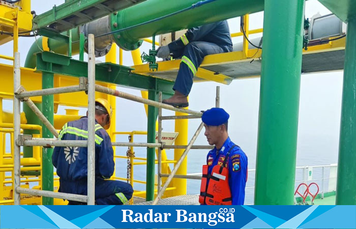 Tim patroli menyasar nahkoda dan anak buah kapal (ABK) yang tengah bersandar di dermaga Pelabuhan Lamongan (ist)