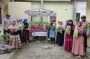 Anggota Polsek Kalitengah pembagian sayuran pakcoy hasil tanam dengan metode hidroponik kepada Kelompok Wanita Tani Desa Dibee (ist)