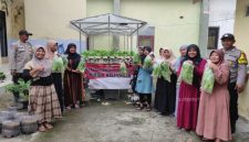 Anggota Polsek Kalitengah pembagian sayuran pakcoy hasil tanam dengan metode hidroponik kepada Kelompok Wanita Tani Desa Dibee (ist)