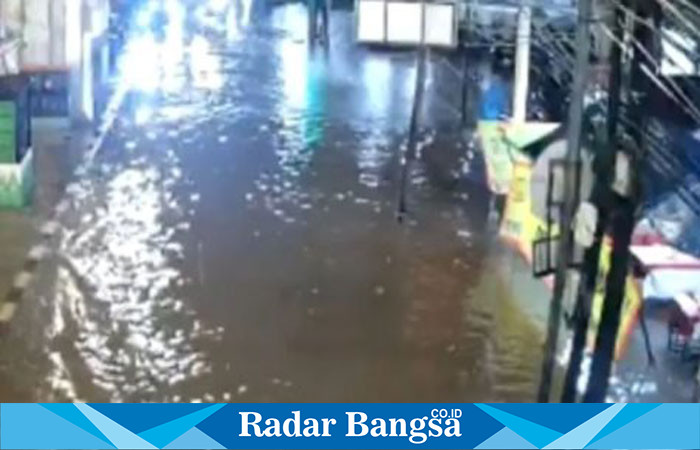 Ruas Jalan terendam banjir (Dok foto Antara)