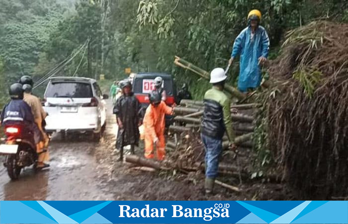 Tim Gabungan Polres Batu Bersihkan Tanah Longsor di Pujon (ist)