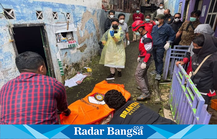 Tim Inavis Polres Batu sedang evakuasi mayat meninggal dunia di sebuah kamar kosnya (ist)