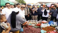 Pj. Gubernur Jawa Timur Adhy Karyono bersama Menko Pangan Zulkifli Hasan dan Mendag Budi Santoso meninjau Pasar Wisata Juanda Sedati, Sidoarjo (ist)