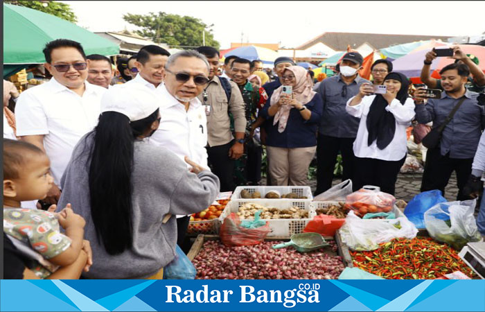 Pj. Gubernur Jawa Timur Adhy Karyono bersama Menko Pangan Zulkifli Hasan dan Mendag Budi Santoso meninjau Pasar Wisata Juanda Sedati, Sidoarjo (ist)