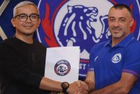 General Manager Arema FC, Yusrinal Fitriadi, berjabat tangan dengan pelatih baru, Jose Manuel Gomes da Silva atau Ze Gomes. (ANTARA/HO-Arema FC)  