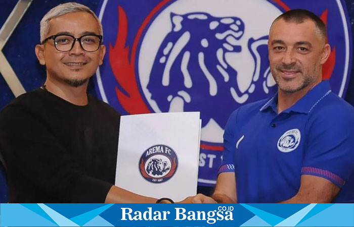 General Manager Arema FC, Yusrinal Fitriadi, berjabat tangan dengan pelatih baru, Jose Manuel Gomes da Silva atau Ze Gomes. (ANTARA/HO-Arema FC)  