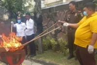 Kejari Lamongan melaksanakan pemusnahan barang bukti terkait perkara tindak pidana umum (ist)
